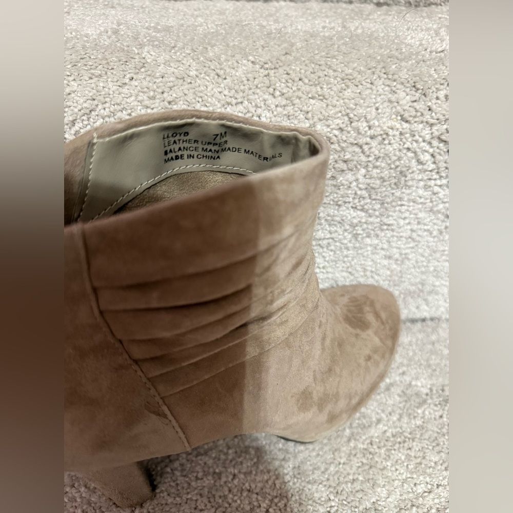 Me Too Lloyd Taupe Genuine Suede Scrunched Platform Heeled Booties Size 7 New - Picture 4 of 8